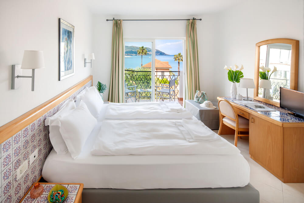 Hotel Moresco in Diano Marina offers sea view rooms with balcony or terrace, air conditioning and many other amenities