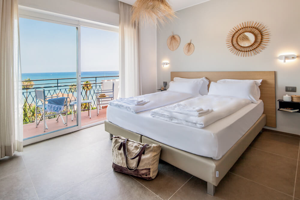 Hotel Moresco in Diano Marina offers sea view rooms with balcony or terrace, air conditioning and many other amenities