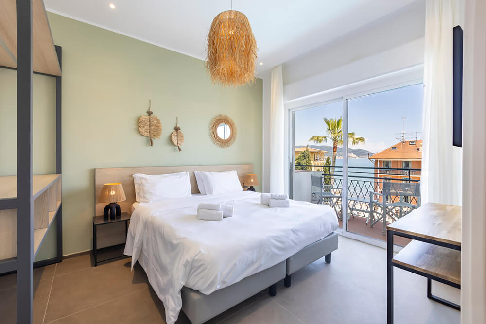 Hotel Moresco in Diano Marina offers sea view rooms with balcony or terrace, air conditioning and many other amenities